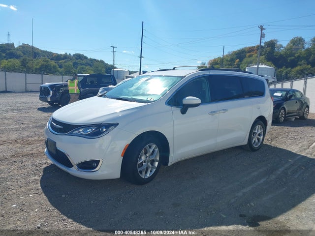 Chrysler Pacifica Touring Plus 2017 2C4RC1BG4HR832327 Image 2
