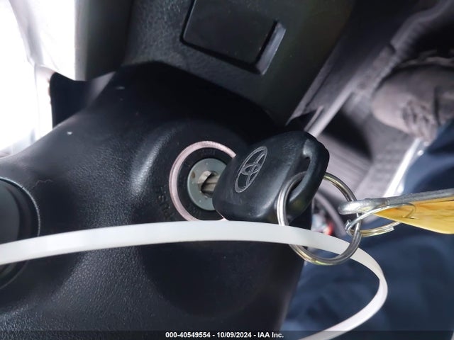 Toyota RAV4 LE 2018 JTMBFREV9JJ726063 Image 11