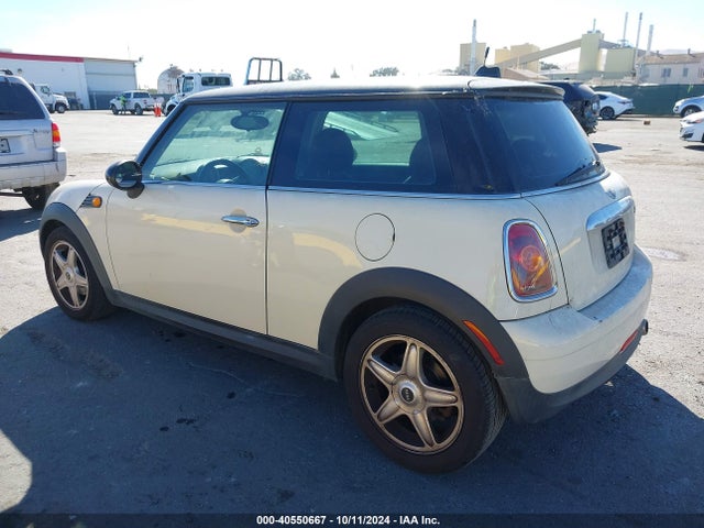 2010 MINI COOPER WMWMF3C56ATU77893 Photo 2