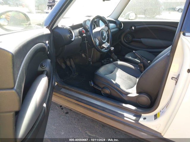 2010 MINI COOPER WMWMF3C56ATU77893 Photo 4