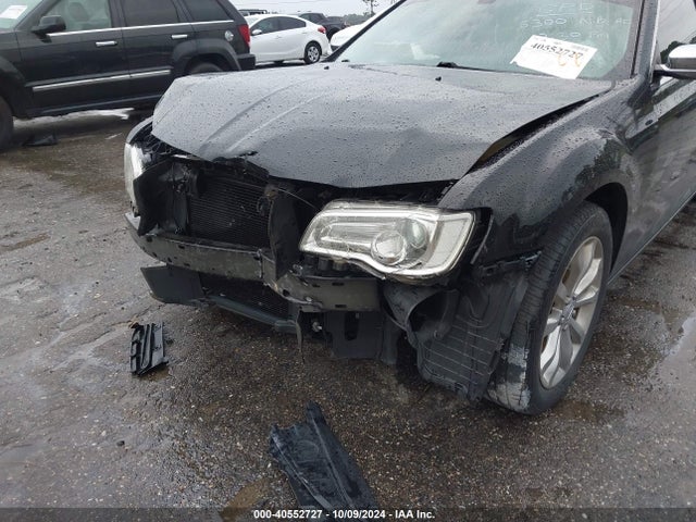 2C3CCAKG5JH177598 Chrysler 300 Limited Awd
