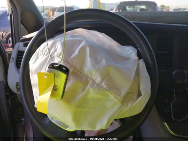5TDYK3DC2FS601340 Toyota Sienna Xle Premium 8 Passenger