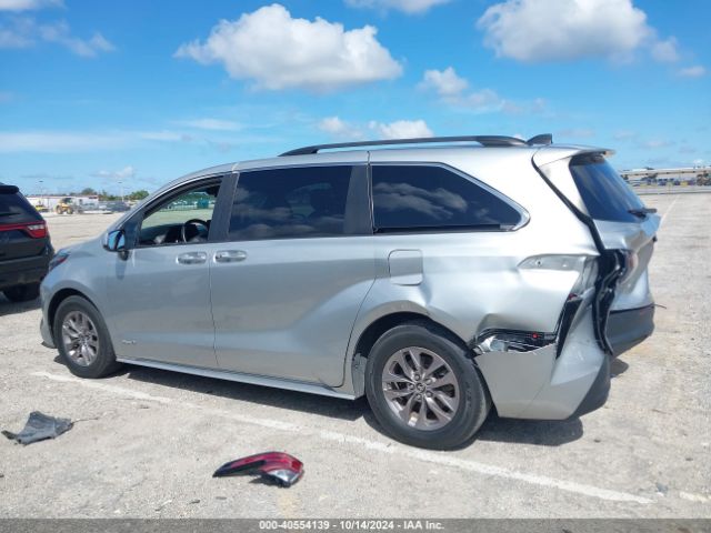 5TDJRKEC9MS027015 Toyota SIENNA XLE