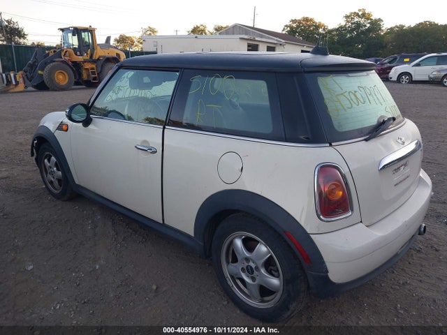 2010 MINI COOPER WMWMF3C58ATZ21534 Photo 2