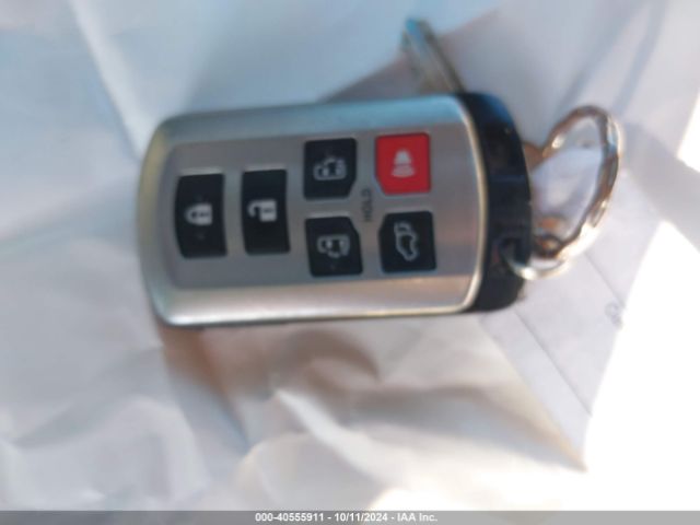 5TDYZ3DC2HS833614 Toyota Sienna Xle 8 Passenger