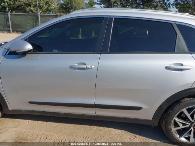 KNDCC3LC5L5427483 KIA Niro Touring