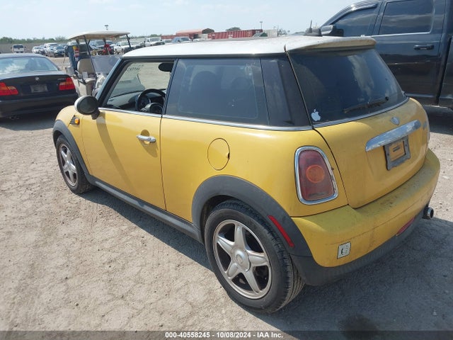 2007 MINI COOPER WMWMF33537TL67957 Photo 2