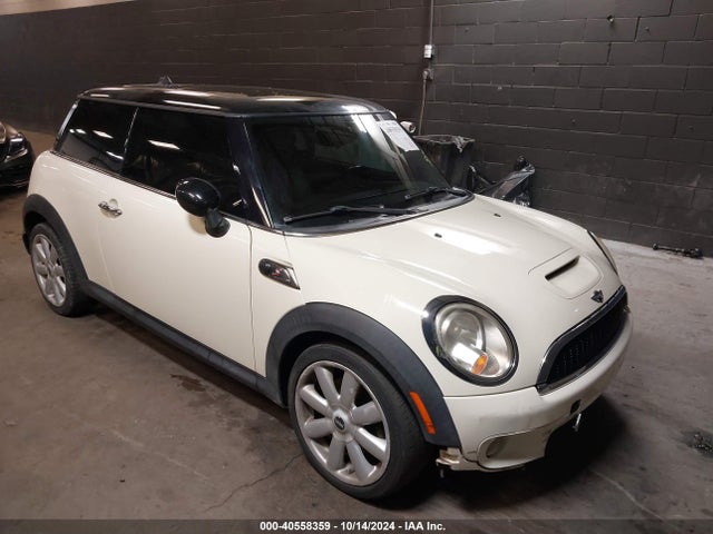 2010 MINI COOPER S WMWMF7C5XATX41382 Photo 0
