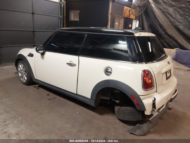2010 MINI COOPER S WMWMF7C5XATX41382 Photo 2