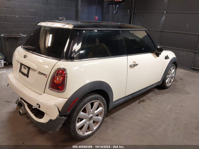 2010 MINI COOPER S WMWMF7C5XATX41382 Photo 3