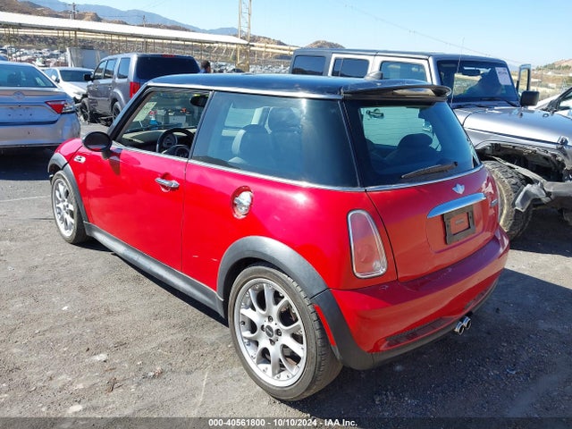 2006 MINI COOPER S WMWRE33506TL23146 Photo 2