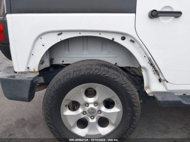 1C4BJWEG4EL322869 Jeep Wrangler Unlimited Sahara