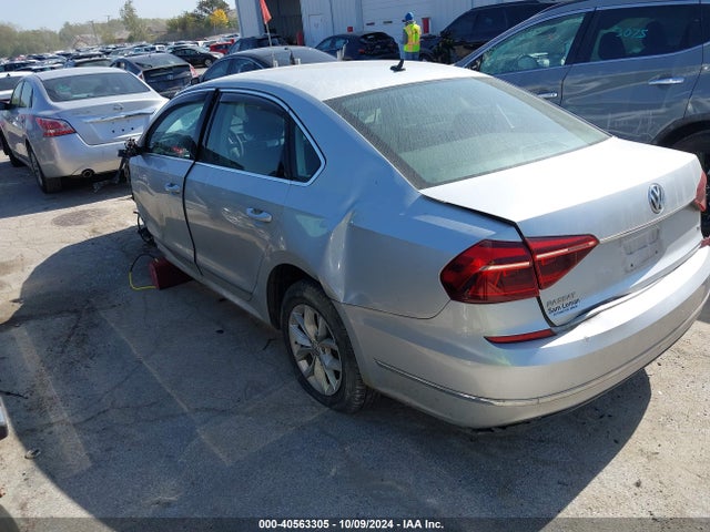 1VWAT7A38HC008237 Volkswagen Passat 1.8t S