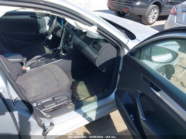1VWAT7A38HC008237 Volkswagen Passat 1.8t S