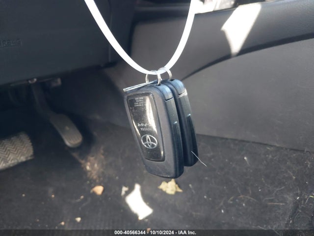 NMTKHMBX0KR093085 Toyota C-HR XLE