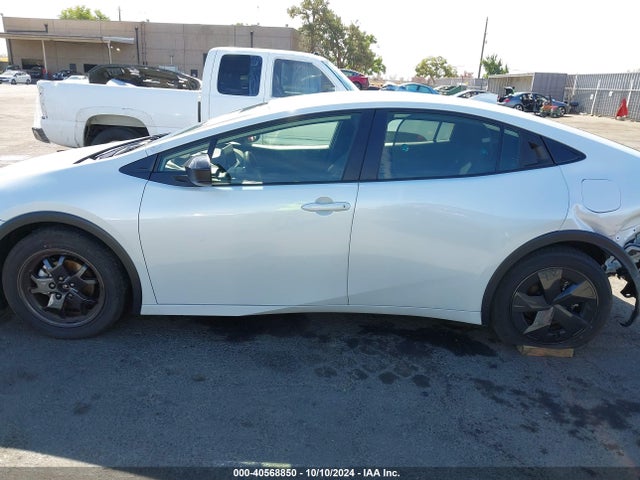 Toyota Prius Le 2024 JTDACAAU6R3015861 Image 14