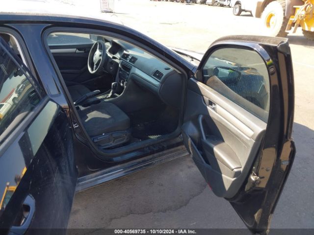1VWAT7A30FC033226 Volkswagen Passat 1.8t S