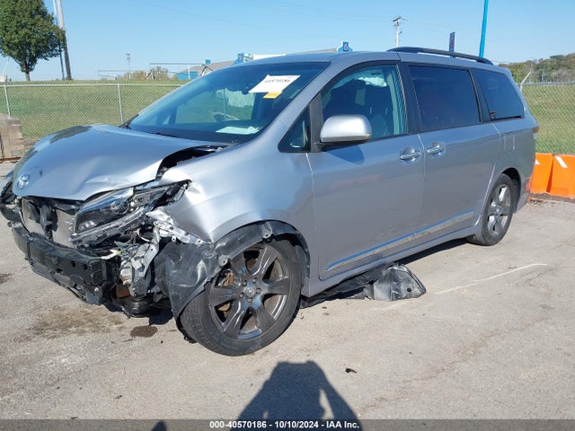 Toyota SIENNA SE 2017 5TDXZ3DC3HS873146 Image 2