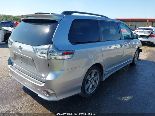 Toyota SIENNA SE 2017 5TDXZ3DC3HS873146 Image 4