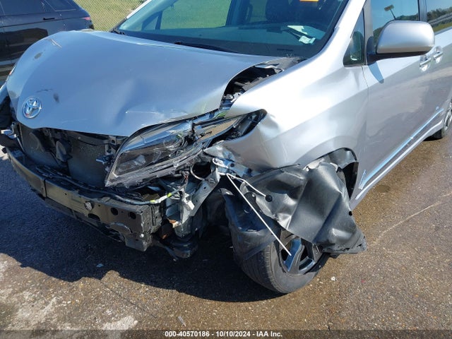 Toyota SIENNA SE 2017 5TDXZ3DC3HS873146 Image 6