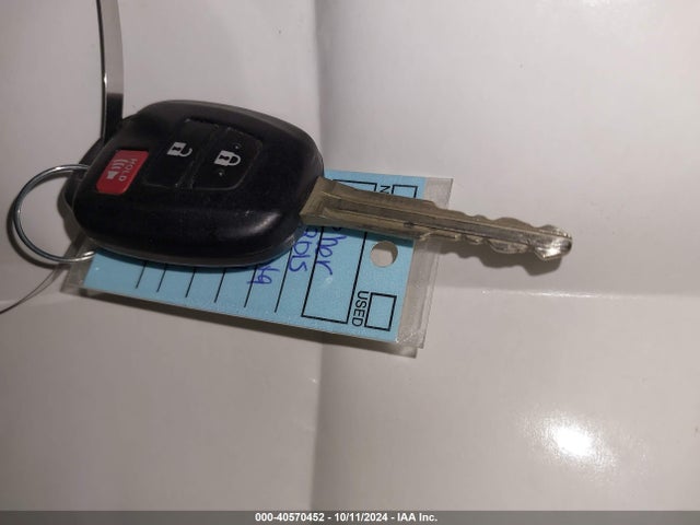 Toyota RAV4 LE 2015 JTMBFREV7FD096629 Image 11