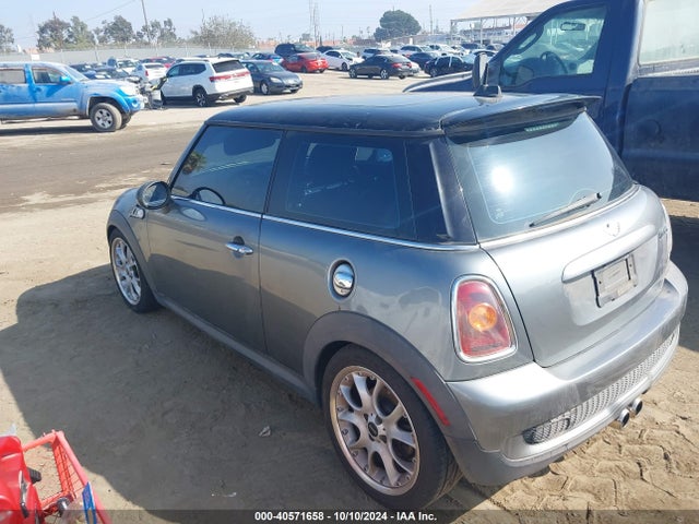 2008 MINI COOPER S WMWMF735X8TT92024 Photo 2