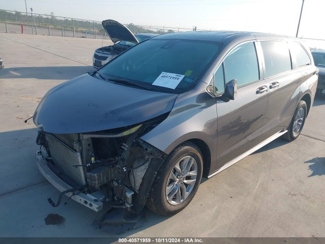 5TDKRKEC8NS076521 Toyota SIENNA LE