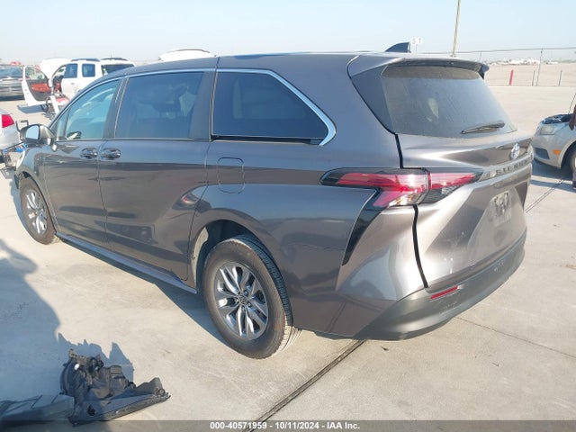 5TDKRKEC8NS076521 Toyota SIENNA LE