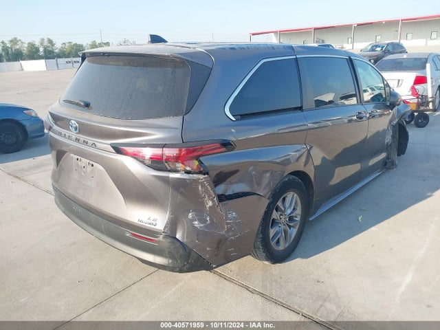5TDKRKEC8NS076521 Toyota SIENNA LE