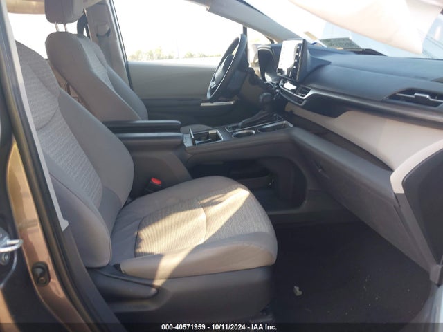 5TDKRKEC8NS076521 Toyota SIENNA LE