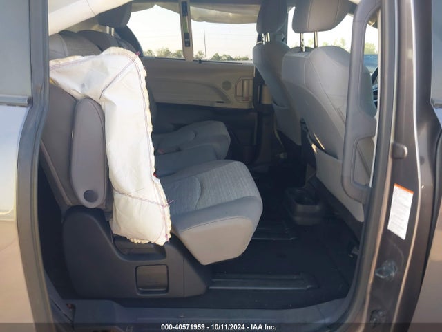 5TDKRKEC8NS076521 Toyota SIENNA LE