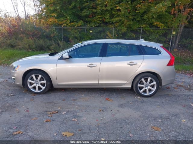 YV140MEKXH1352005 Volvo V60 T5 Premier