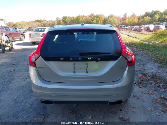 YV140MEKXH1352005 Volvo V60 T5 Premier