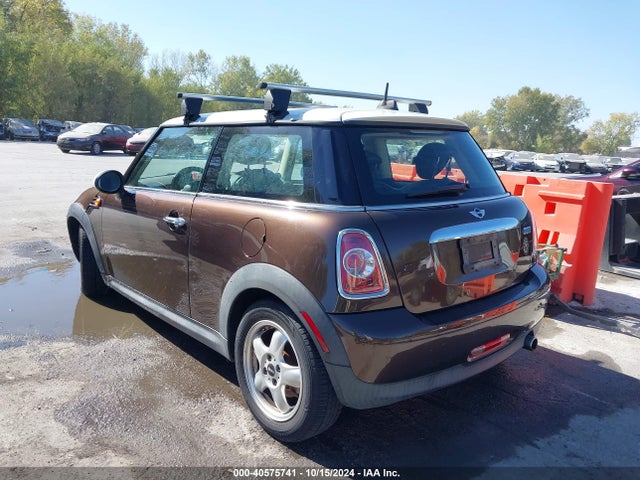 2011 MINI COOPER WMWSU3C53BTX97221 Photo 2