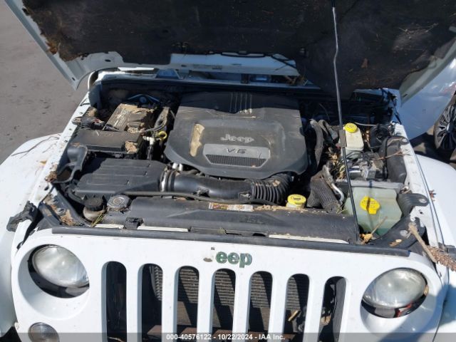 1C4BJWEG4EL310043 Jeep Wrangler Unlimited Sahara