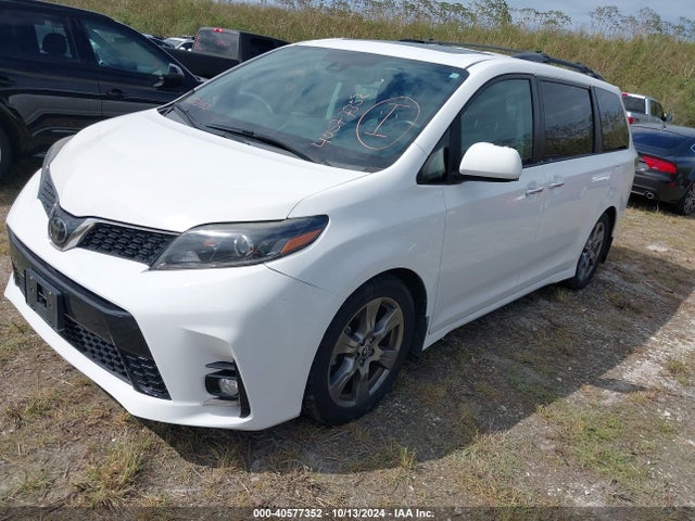 Toyota Sienna Se 8 Passenger 2018 5TDXZ3DC1JS942986 Image 2