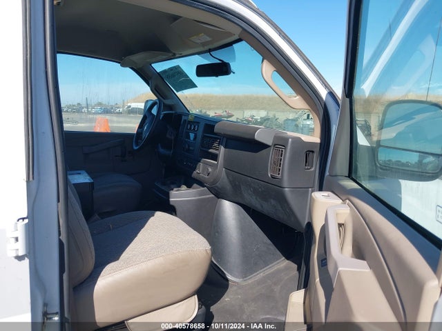 Chevrolet Express 2500 Work Van 2017 1GCWGAFF1H1349987 Image 5