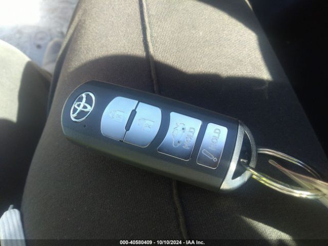 3MYDLBYV8KY521773 Toyota YARIS LE