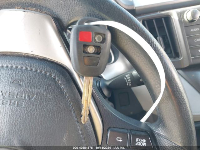 JTMZFREVXFJ035761 Toyota RAV4 LE