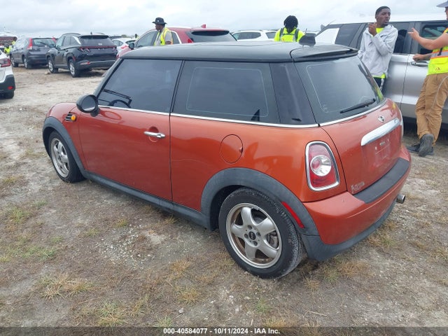 2011 MINI COOPER WMWSU3C52BT183793 Photo 2