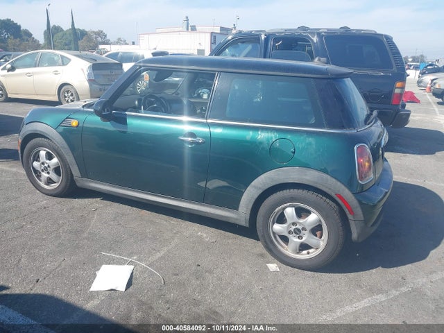 2008 MINI COOPER WMWMF33558TU68855 Photo 2
