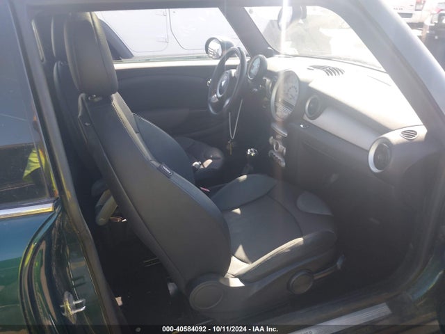 2008 MINI COOPER WMWMF33558TU68855 Photo 4