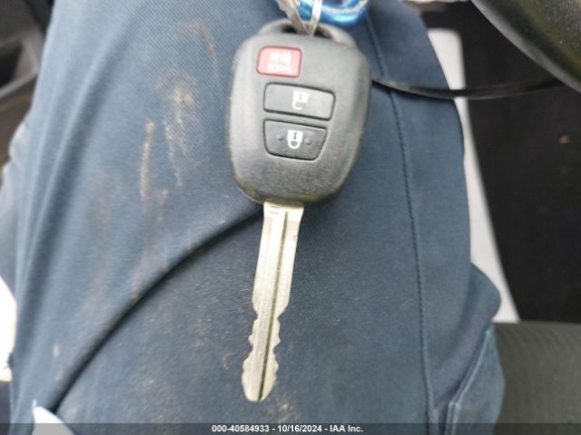 2T3ZFREV0EW083270 Toyota RAV4 LE