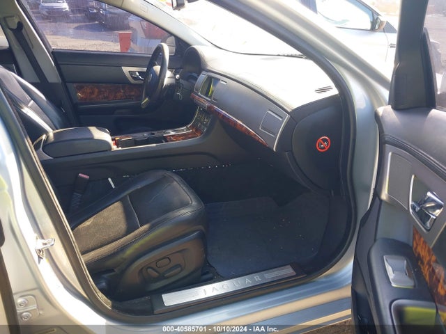 2010 JAGUAR XF SAJWA0GB5ALR54372 Photo 4