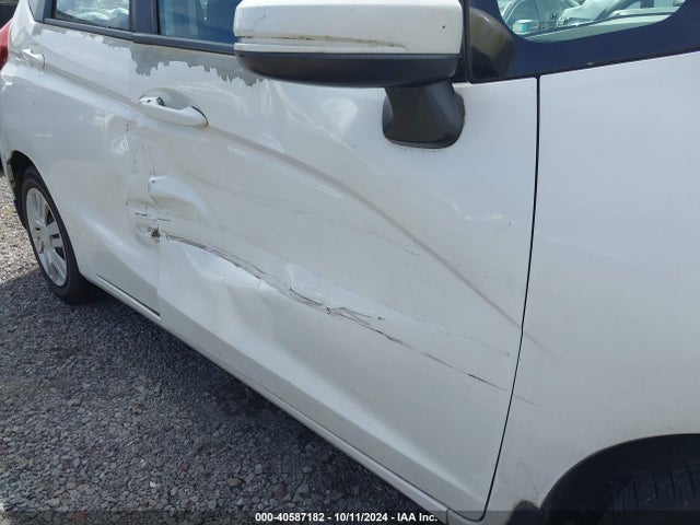 Honda FIT LX 2015 3HGGK5H54FM759425 Image 17