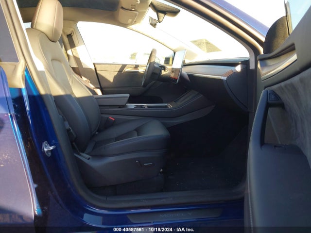 2024 TESLA MODEL Y 7SAYGDEDXRA323777 Photo 4