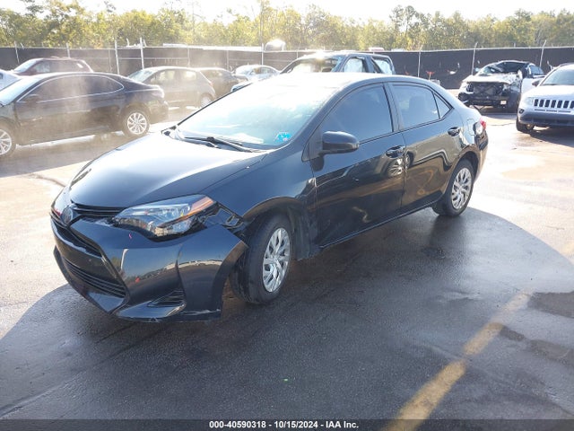 Toyota COROLLA LE 2018 5YFBURHE3JP820923 Image 2