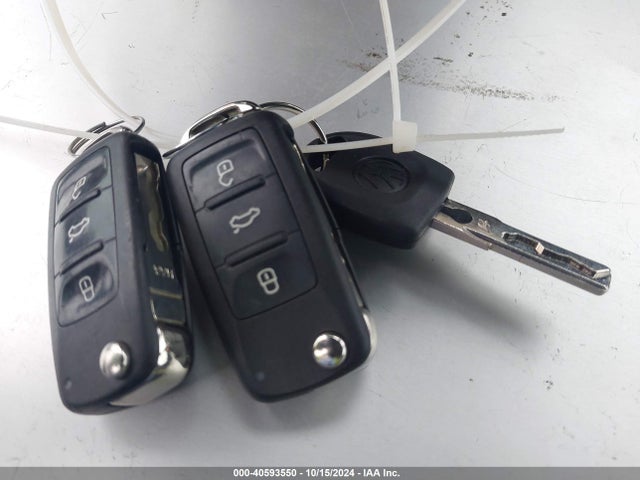 WVGAV7AX2FW606539 Volkswagen Tiguan R-line