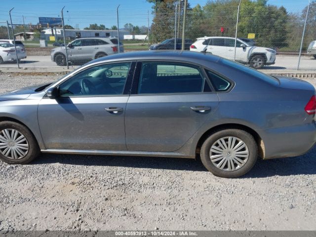 1VWAT7A3XFC051085 Volkswagen Passat 1.8t S