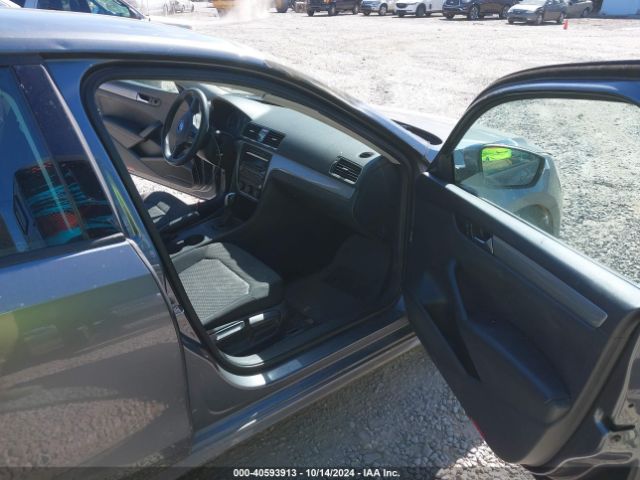 1VWAT7A3XFC051085 Volkswagen Passat 1.8t S